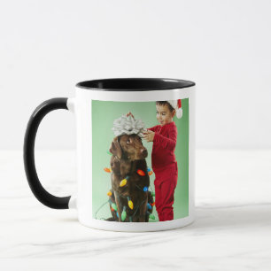 Taza Muchacho joven que envuelve luces de navidad