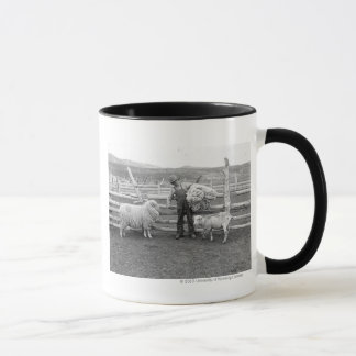 Taza Muchacho que soporta un paquete de lanas