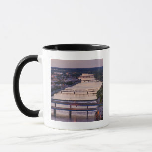 Taza Muchos puentes cruzan el río Grand, vista al atard