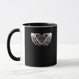 Taza Muertos del corazón en manos de Skeleton Día de Mu