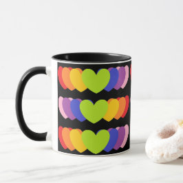 Taza Mug con corazones arcoiris sobre fondo negro