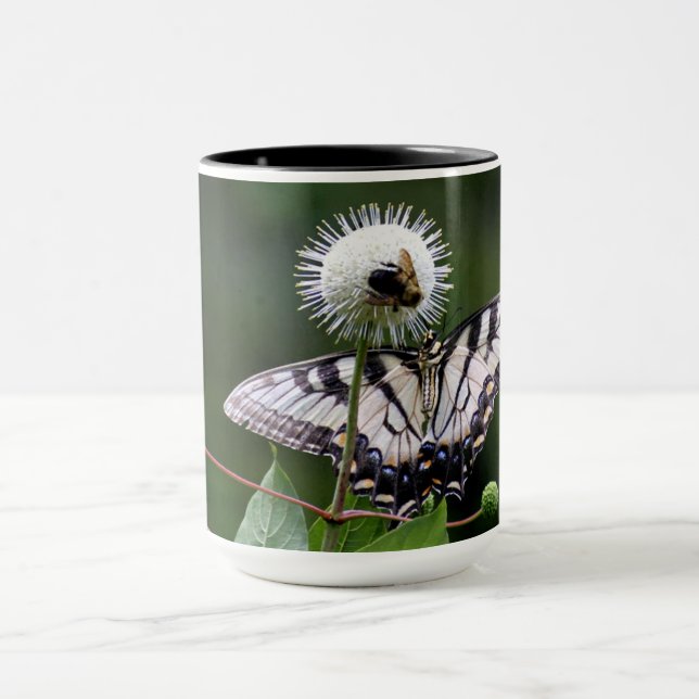 Taza Mug con mariposa y mosca en flor silvestre (Centro)