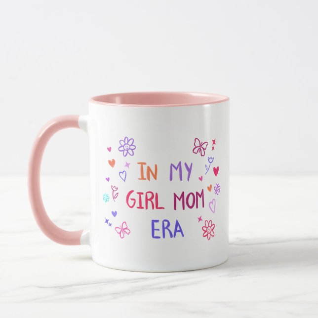 Taza Mug in my girl mom era CRAYON (Izquierda)