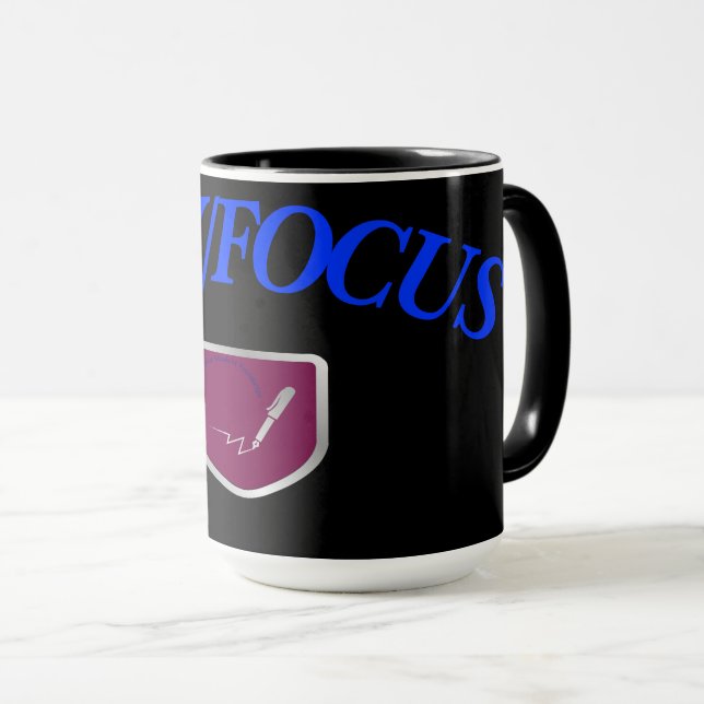 Taza Mug "Stay/Focus" por Life Time Student Foundation (Anverso derecho)