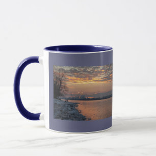 Taza Mugre al atardecer del río Wintertime