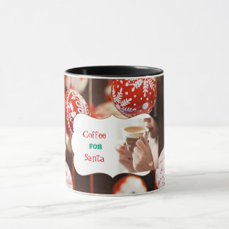 Taza Mujer bebiendo café con bolas de Navidad