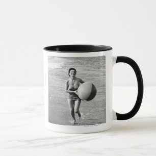 Taza Mujer con una pelota de playa