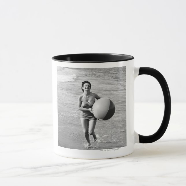 Taza Mujer con una pelota de playa (Derecha)