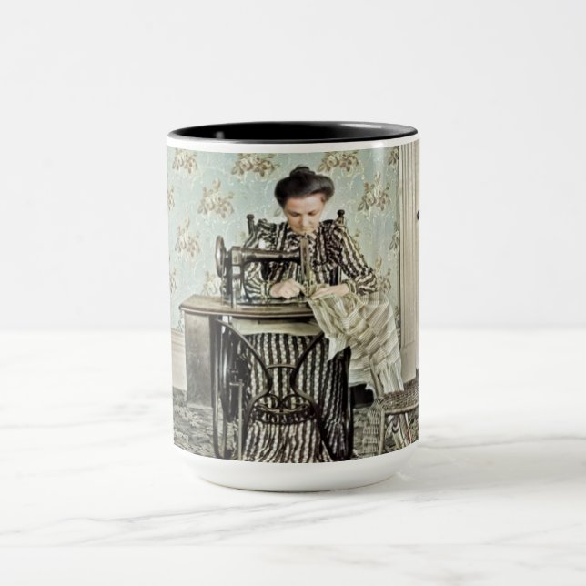Taza Mujer de 1890 en máquina de coser foto tintada (Centro)