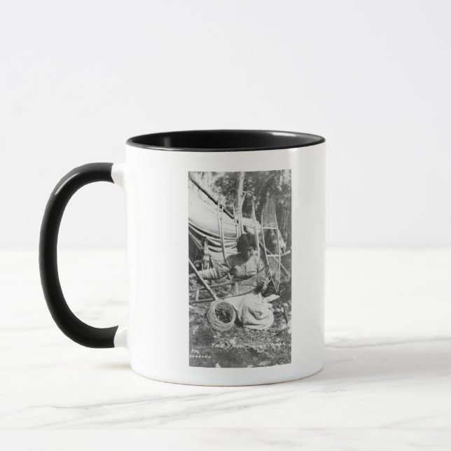 Taza Mujer de Alaska haciendo fotos de zapatos de nieve (Izquierda)