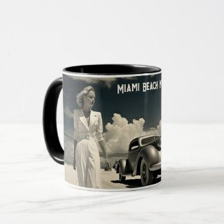 Taza Mujer de blanco caminando por la playa en Miami
