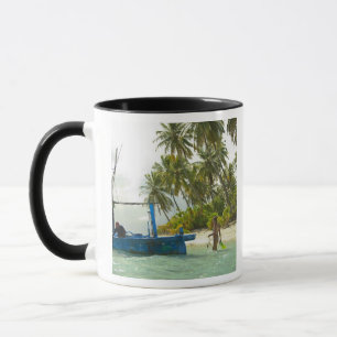 Taza Mujer en pequeño barco pesquero tradicional,