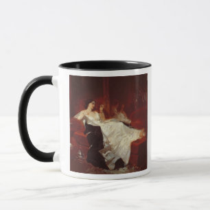 Taza Mujer en un sofá rojo