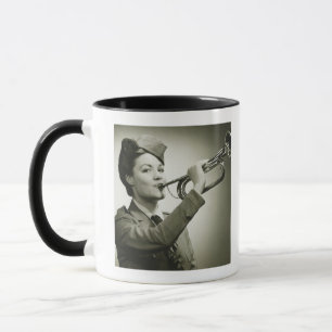 Taza Mujer en uniforme del soldado