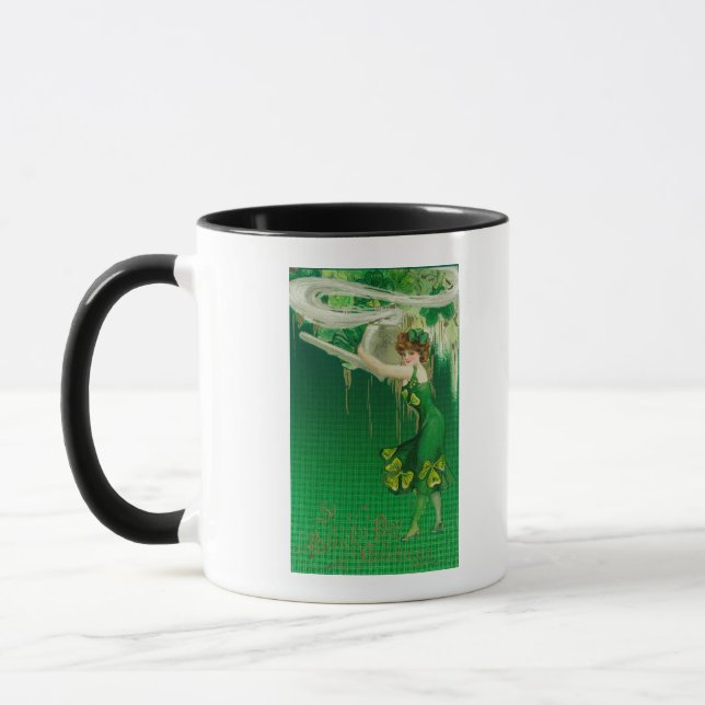 Taza Mujer en verde sosteniendo una escena de una tuber (Izquierda)