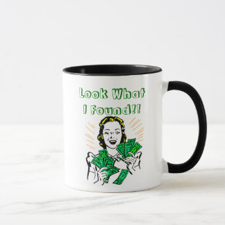 Taza Mujer encontrando dinero