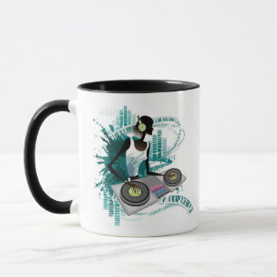 Taza Mujer joven DJ que usa la placa giratoria en club