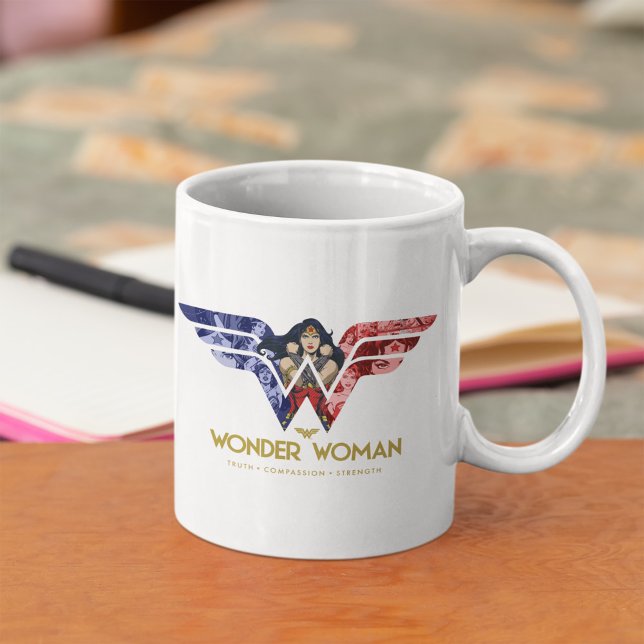Taza Mujer Maravilla cruzó los brazos en el collage de  (Subido por el creador)