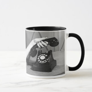 Taza Mujer que coge el teléfono cercano para arriba de