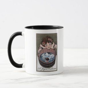 Taza Mujer que mira en el barril de madera