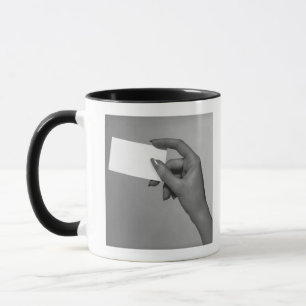 Taza Mujer que sostiene la tarjeta