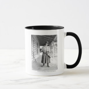 Taza Mujer que sostiene un rifle en un pórtico