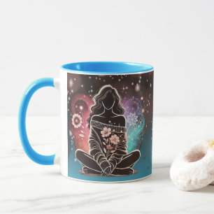 Taza Mujer serena en un sueño floral cósmico