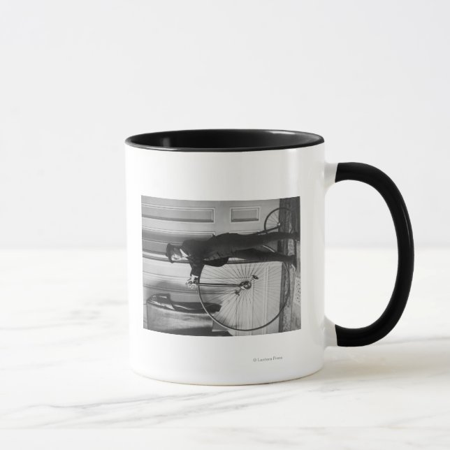 Taza Mujer vestida como hombre con foto de bicicleta (Derecha)