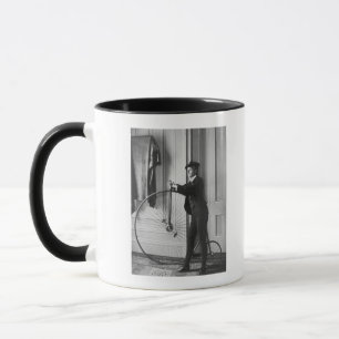 Taza Mujer vestida como hombre con la bicicleta