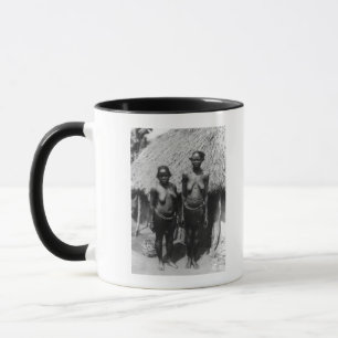 Taza Mujeres de Nubian que se colocan delante de choza