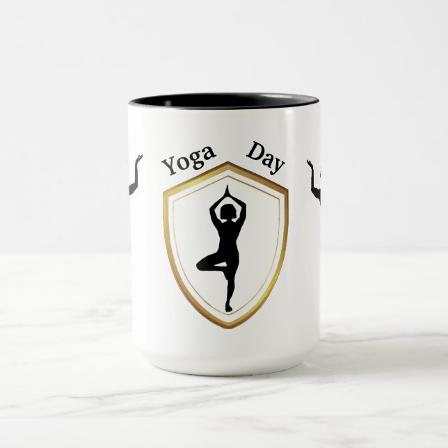 Taza Muñeca de siluetas negras Día del Yoga (Centro)