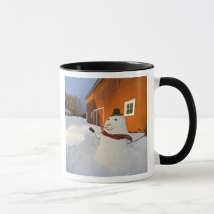 Taza Muñeco de nieve delante del granero rojo en las
