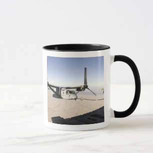 Taza MV-22 Osprey reabastece el vuelo intermedio