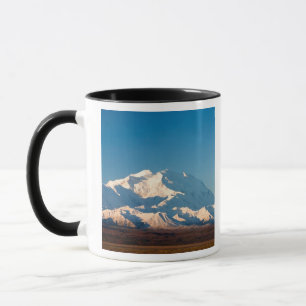 Taza N.A., EE. UU., Alaska. Mt. McKinley en Denali