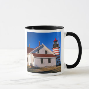 Taza NA, EE. UU., Maine. Faro de West Quoddy cerca