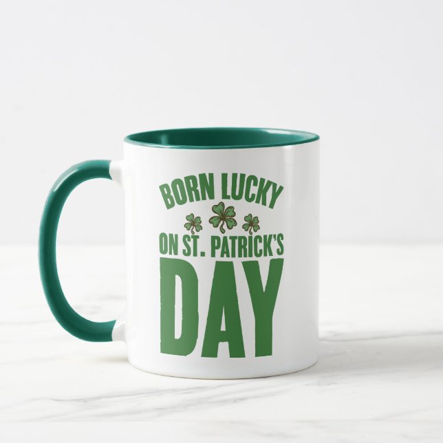 Taza Nacido con suerte en el cumpleaños irlandés del Dí (Izquierda)