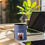 Taza Nacimiento foto azul mejores nombres de amigos<br><div class="desc">Un regalo de los amigos por el cumpleaños 21 de una mujer, celebrando su vida con 3 de sus fotos de ella, sus amigos, familia, interés o mascotas. Personalice y agregue su nombre, edad 21 y sus nombres. Un fondo azul oscuro. Su nombre está escrito con una escritura de estilo...</div>