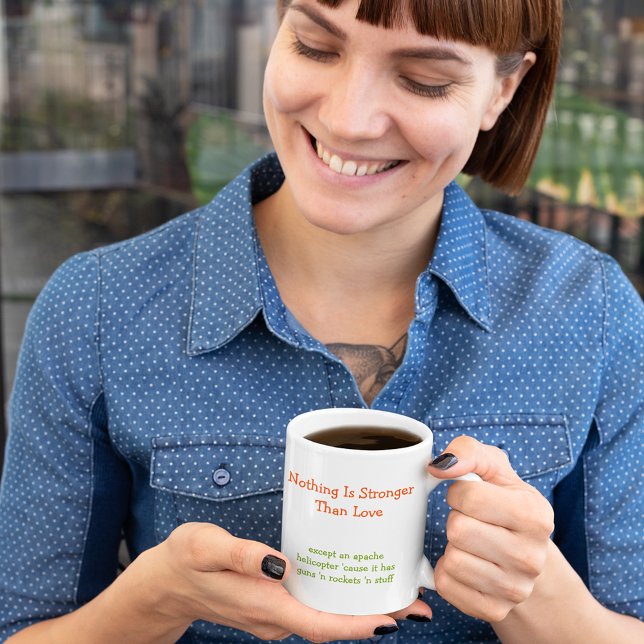 Taza Nada es más fuerte que el café gracioso del amor (Nothing is Stronger Than Love Funny Humor Coffee Mug)