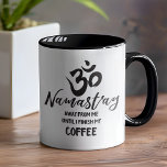 Taza Namaste Away de Me Funny Coffee Zen Cita<br><div class="desc">Namast'ay Mug - Tradicionalmente Namaste es un saludo con respeto o una forma simple de saludar y ofrecer buenos deseos. Pero seamos honestos aquí, antes del café algunos de nosotros somos un poco digamos... inaccesible. Así que den a la gente una mirada de cómo están precafeinados. Esta graciosa taza de...</div>