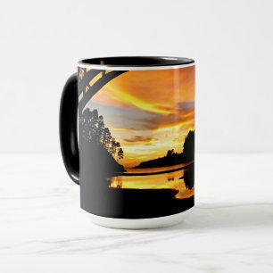 Taza Naranja California Coastal Sunset Under Bridge