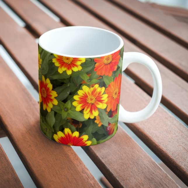Taza Naranja y floral de zinnias amarillas (In Situ Bench)