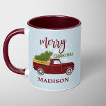 Taza Navidades de Camión Rojo Vintage personalizados<br><div class="desc">Celebre la temporada con esta encantadora taza de Navidades de camiones rojos, que cuenta con un árbol festivo y un nombre de personalizable. Este acogedor diseño es perfecto para disfrutar de las bebidas de vacaciones mientras le dan un toque nostálgico a sus Navidades por la mañana. Un regalo delicioso para...</div>