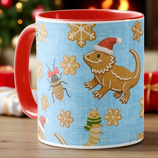 Taza Navidades de Dragón con Pan de Gingerbread (Quirky Christmas mug with gingerbread bearded dragons, festive insects, and snowflakes on blue.)