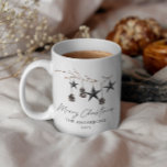 Taza Navidades de escritura elegantes de Black Moderdi<br><div class="desc">Negro moderno,  elegante y rústico escándalo de acuarela Escandinavia estampado botánico floral secos Navidades navideños favorecen el diseño de tazas de regalo.</div>
