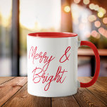 Taza Navidades de guiones rojos vivos y fríos<br><div class="desc">Mug de Navidades de escritura roja brillante</div>