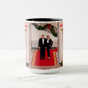 Taza Navidades detienen al presidente Donald Trump y Me