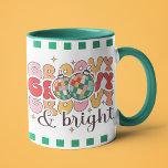 Taza Navidades Groovy y Bright Retro Disco Purpurina Ba<br><div class="desc">Navidades Groovy & Bright Disco Purpurina Balls Typography Festive Holiday Mug presenta el texto "Groovy & Bright" en tipografía de escritura moderna acentuada con bolas de purpurina disco. Perfecto para regalos de Navidad,  decoración de Navidades y celebraciones navideñas. Creado por Evco Studio www.zazzle.com/store/evcostudio</div>