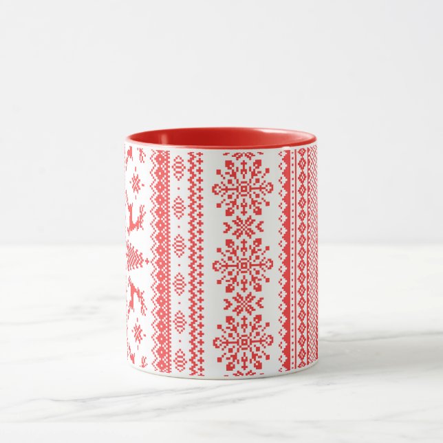 Taza Navidades suéter rojo liso monograma de patrón (Centro)