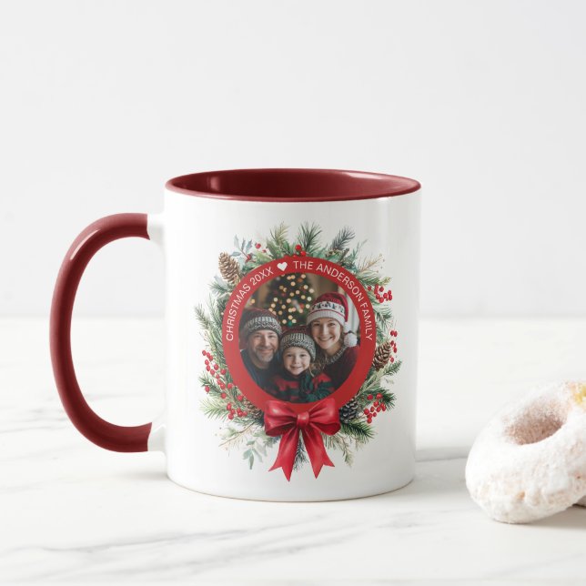 Taza Navidades Wreath Pine deja foto de Holly Berries (Con donut)