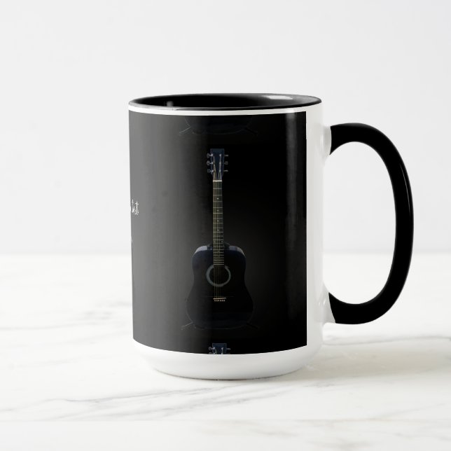 Taza negra del personalizable de la guitarra (Derecha)